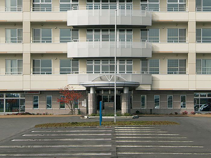 明るい外観の建物正面