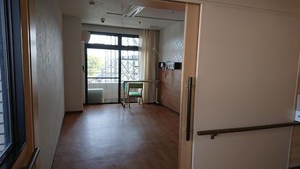 明るい居室の一角