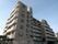施設はブラウンを基調とした７階建てで、マンションのような外観である。１階部分には駐車場が完備されている。