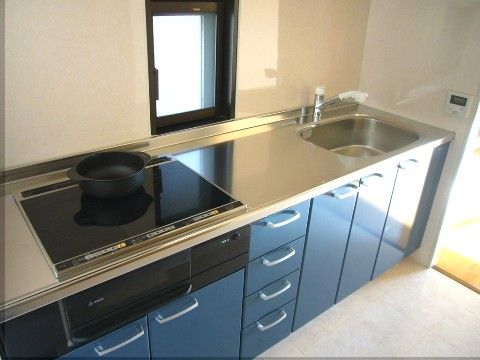 居室内のキッチンには、シンクやIHヒーターが完備されている。作業台もあり、きちんとした料理ができる。