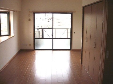 落ち着いた色調の居室である。大きめのクローゼットがついているので、お気に入りの洋服など私物をたくさん持ち込める。