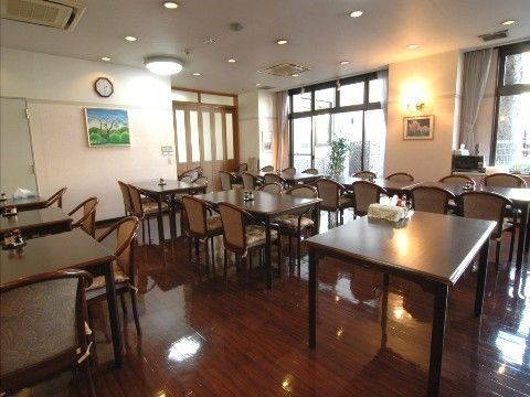 シックな内装と明るすぎない照明。まるで喫茶店のような落ち着いた空間で、ゆったりとした時間を過ごすことができる。