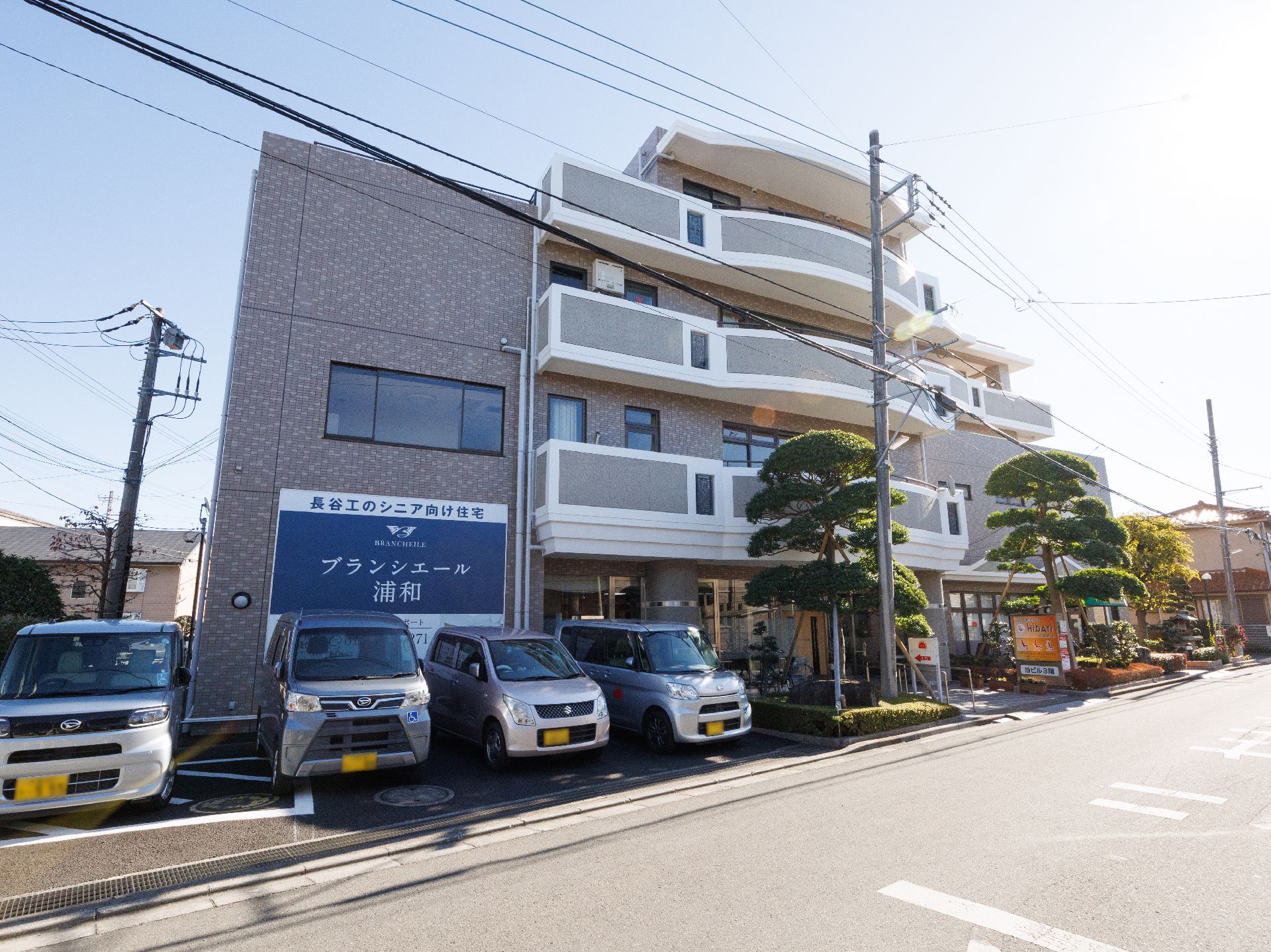 広い駐車場が隣接している灰色の介護施設