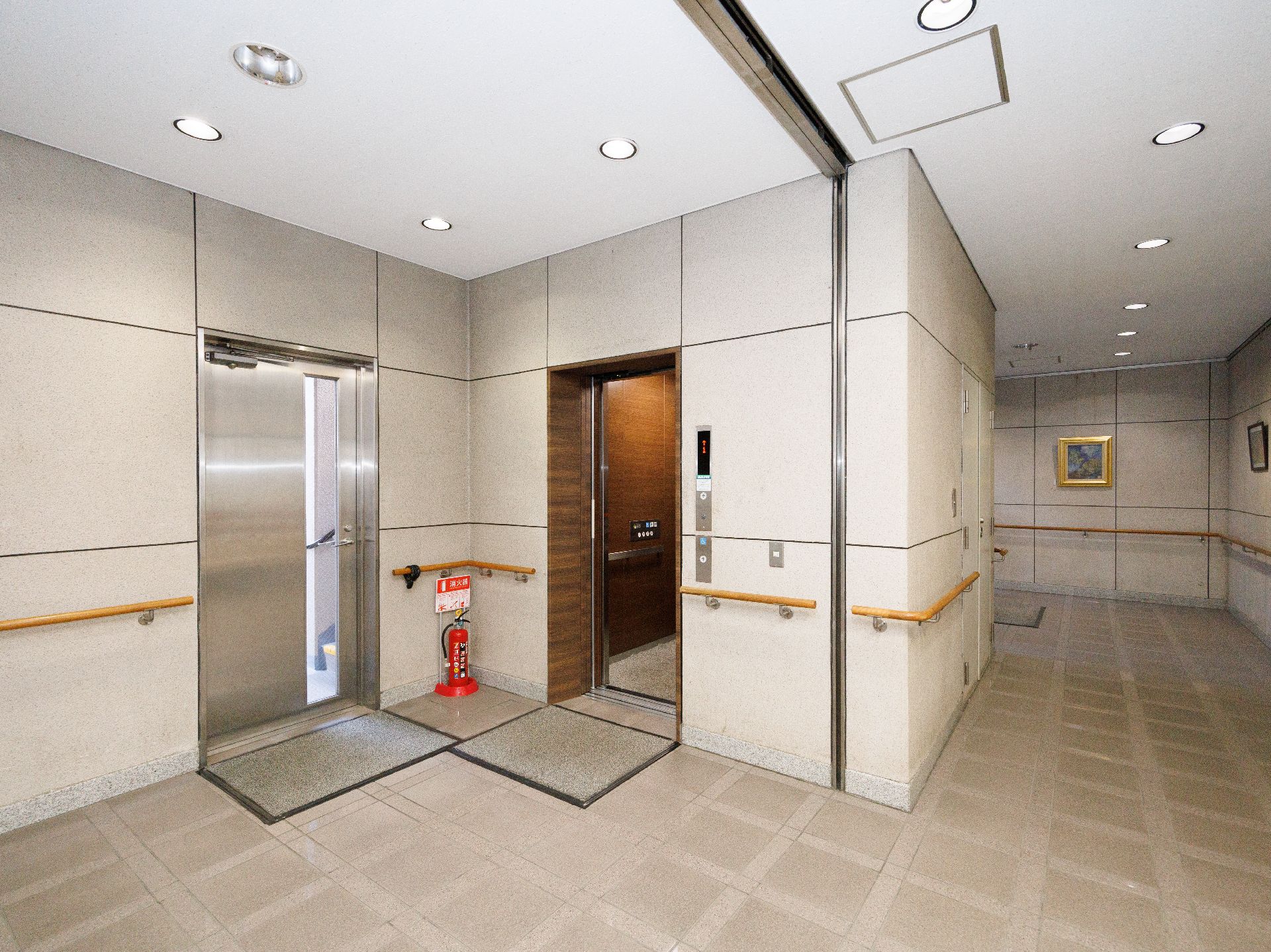 手すりがついていてエレベーターに入りやすい廊下