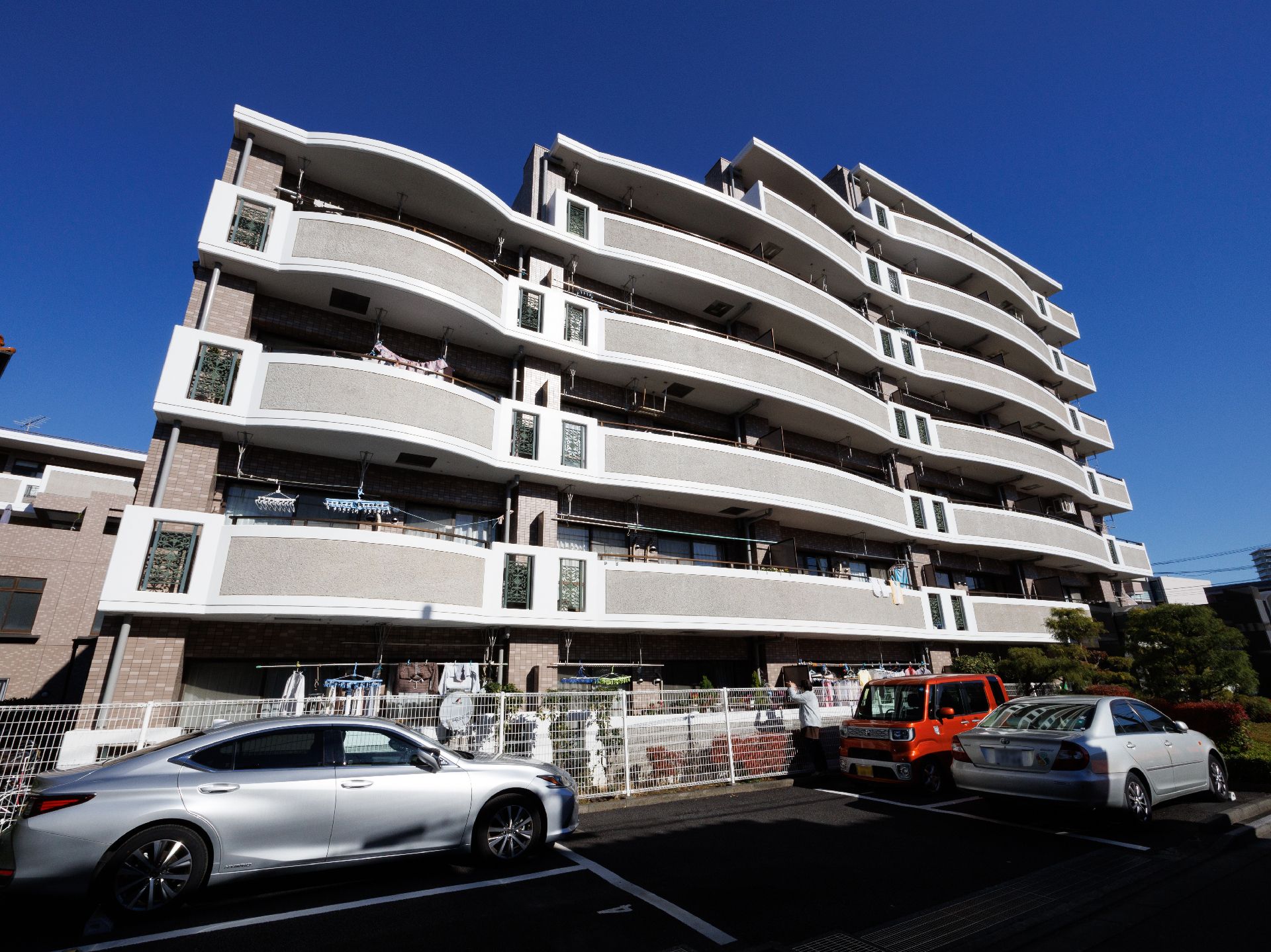 白いフェンスで囲まれたマンションのような雰囲気の建物