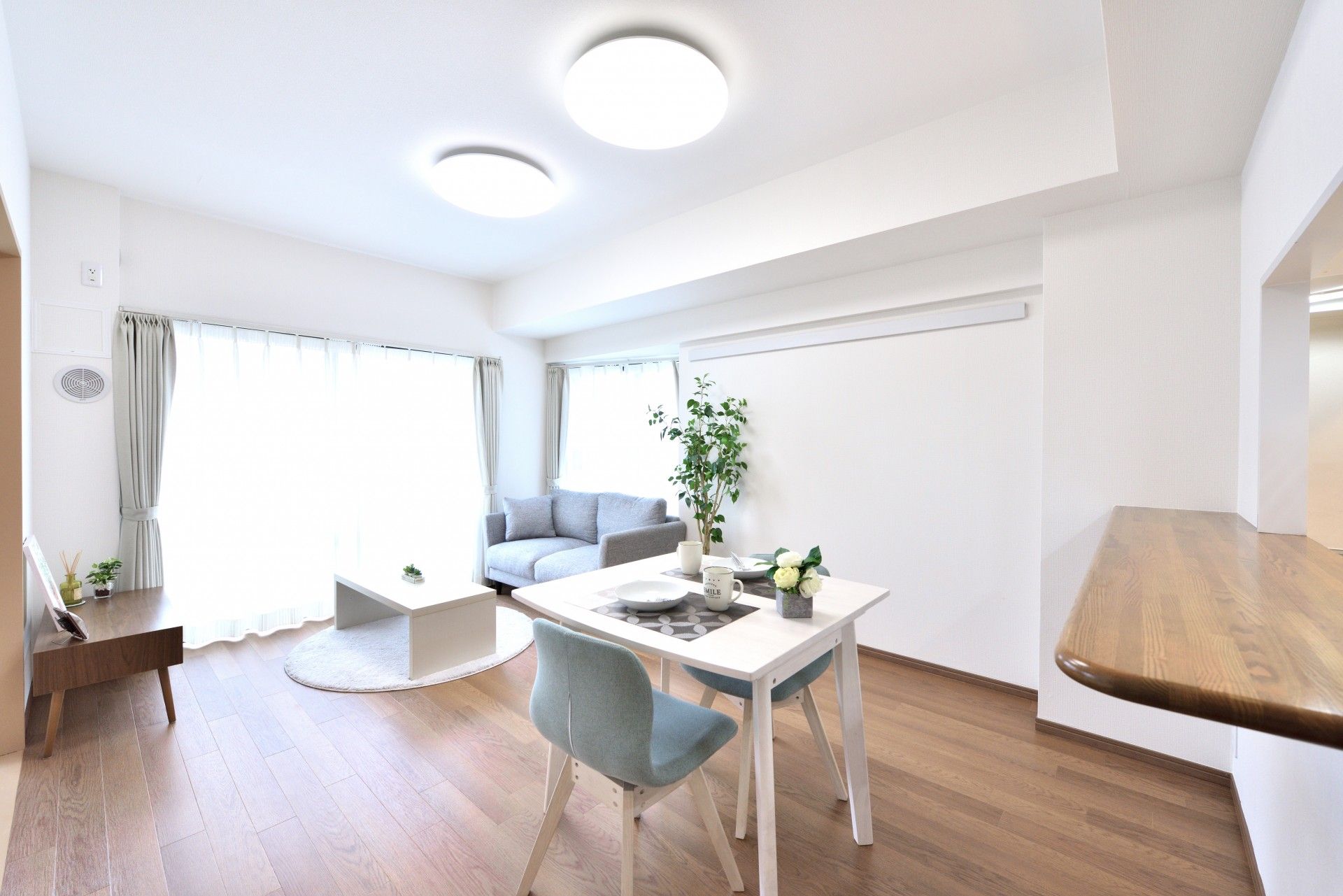 白いフェンスで囲まれたマンションのような雰囲気の建物