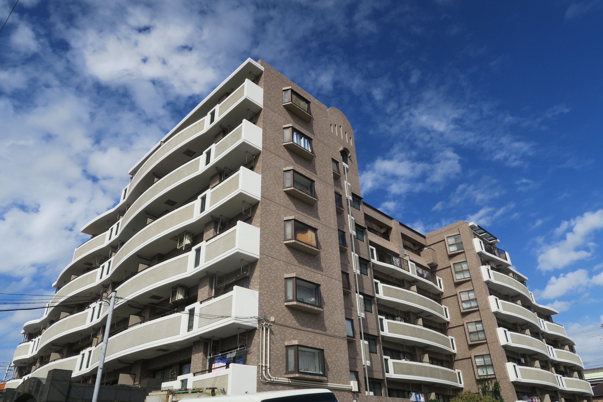 青空の下の建物外観