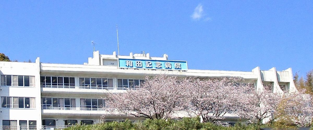 桜並木のある建物正面