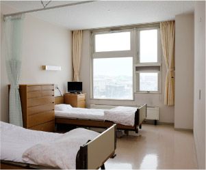 明るい個室の寝室
