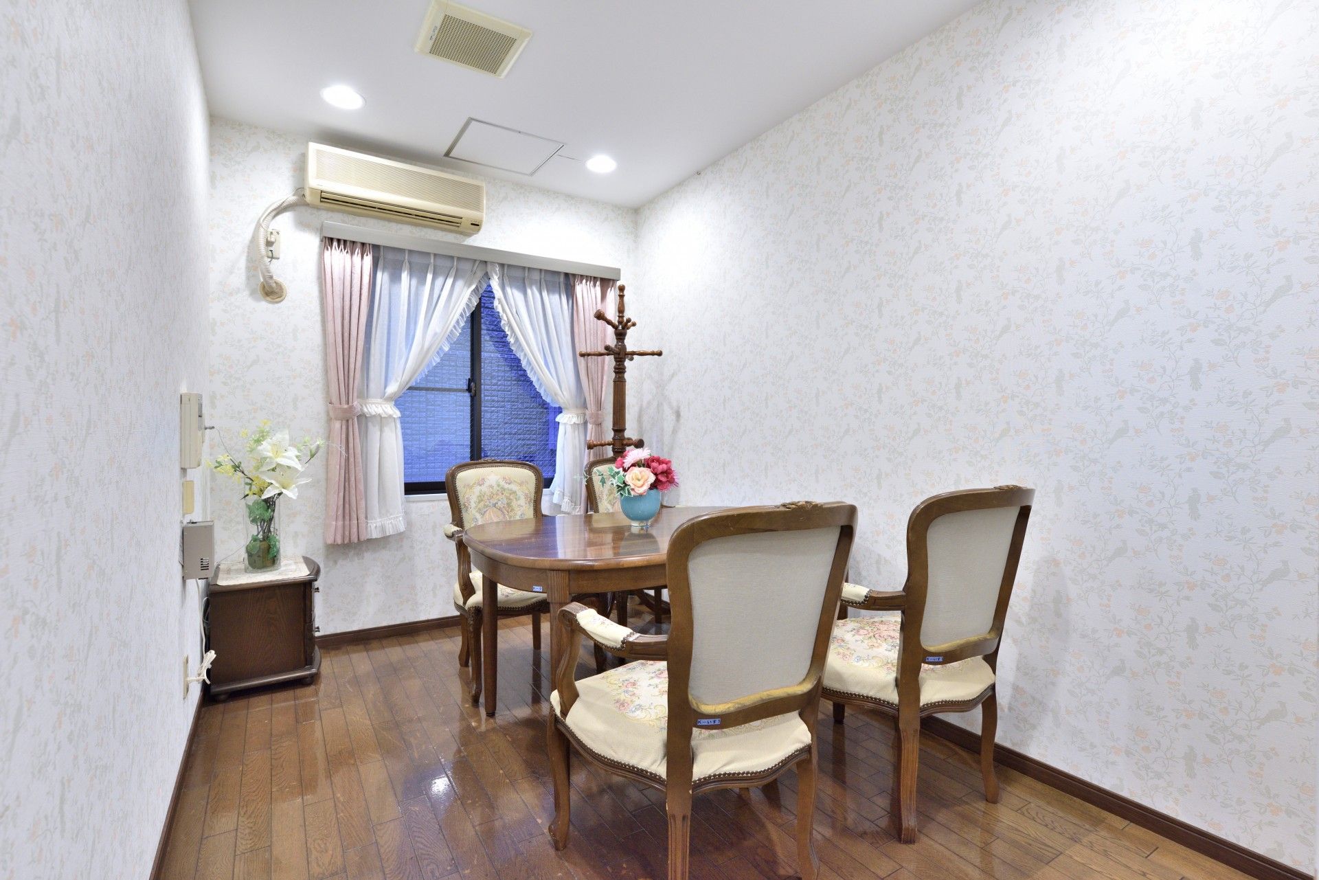 中にも手すりが取り付けられている、バリアフリー化されたエレベーター