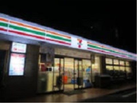 散歩やお出かけのついで立ち寄れるコンビニエンスストアがある。24時間営業なので、急に思い立った時に買い物もできる。