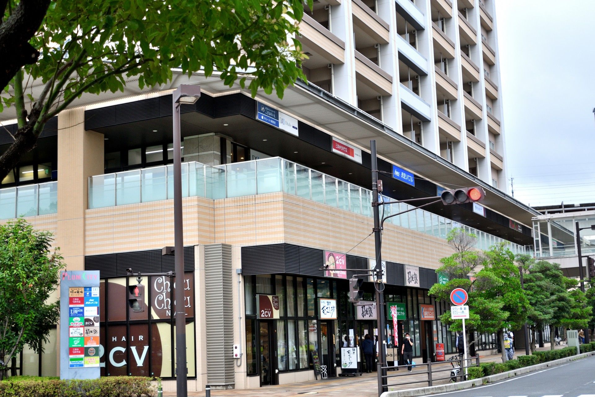 施設の近くにある沼では釣りも楽しめる。周囲はメタセコイアなどの木々が茂り、緑豊かで散歩やジョギングコースが設定してある。