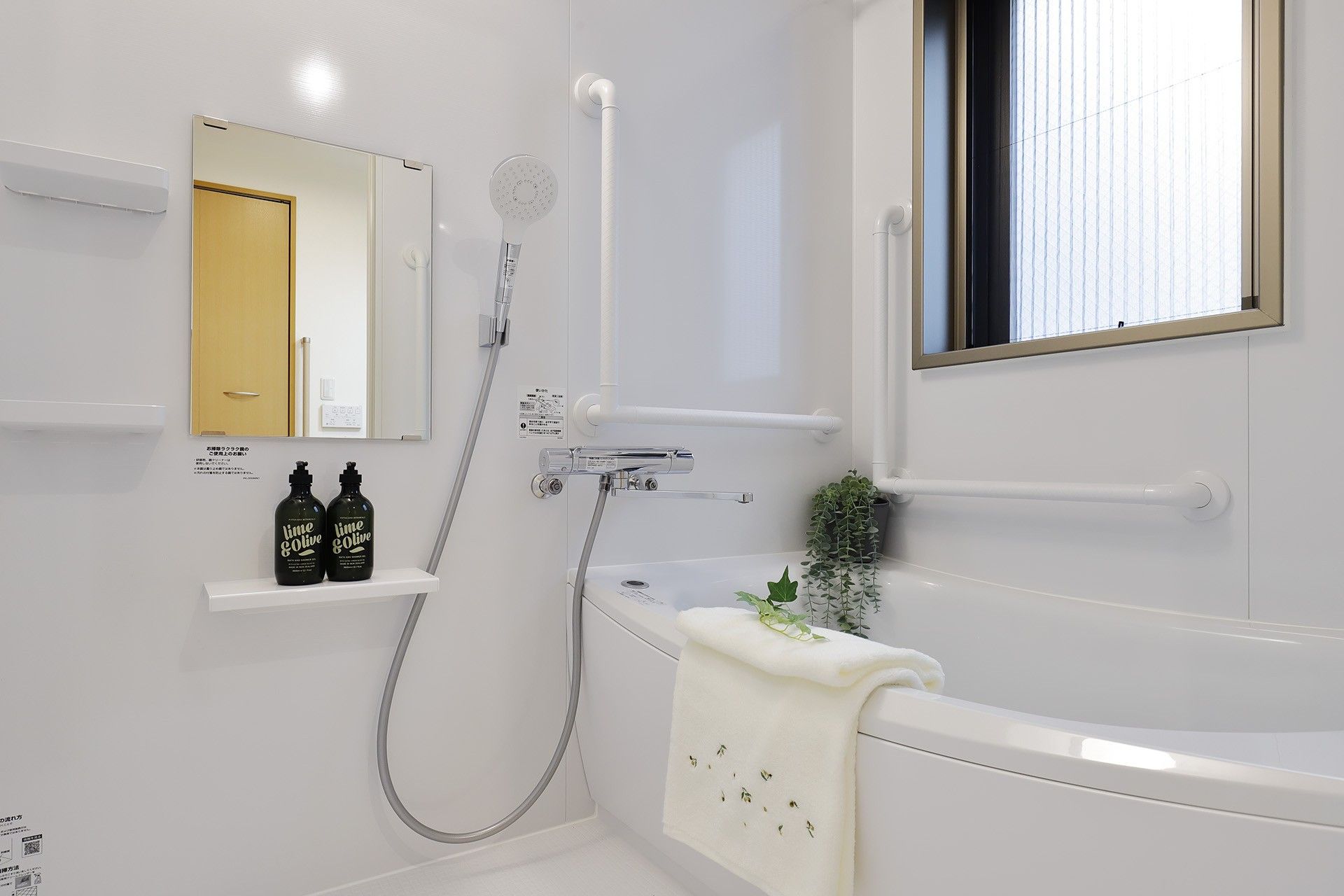 掃き出し窓と腰高窓の二面採光の部屋。折り戸扉のクローゼットがあり、床や扉は少し濃いめの茶色で落ち着きがある。