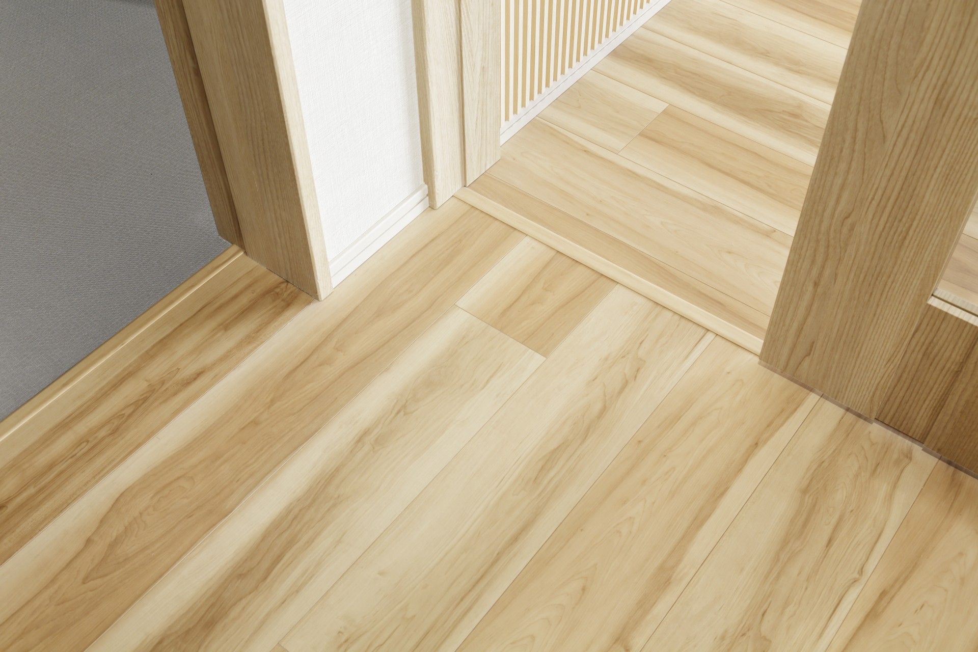 掃き出し窓の外にはベランダがある。薄い色のフローリング敷で壁はクリーム色。壁を隔てたところに浴室が見える。