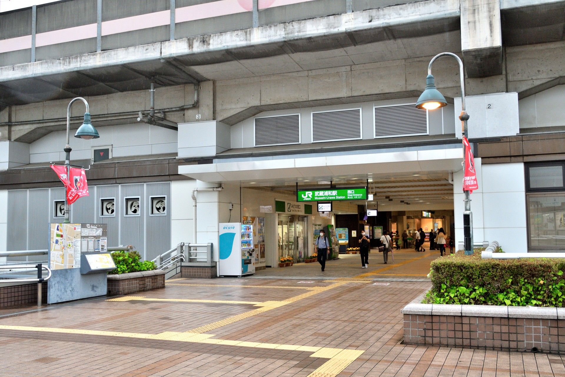 4,5人がゆったり入れる大きさの2つの浴槽は、手すりに掴まって入浴できる。床は全体がタイル張りでフラットである。