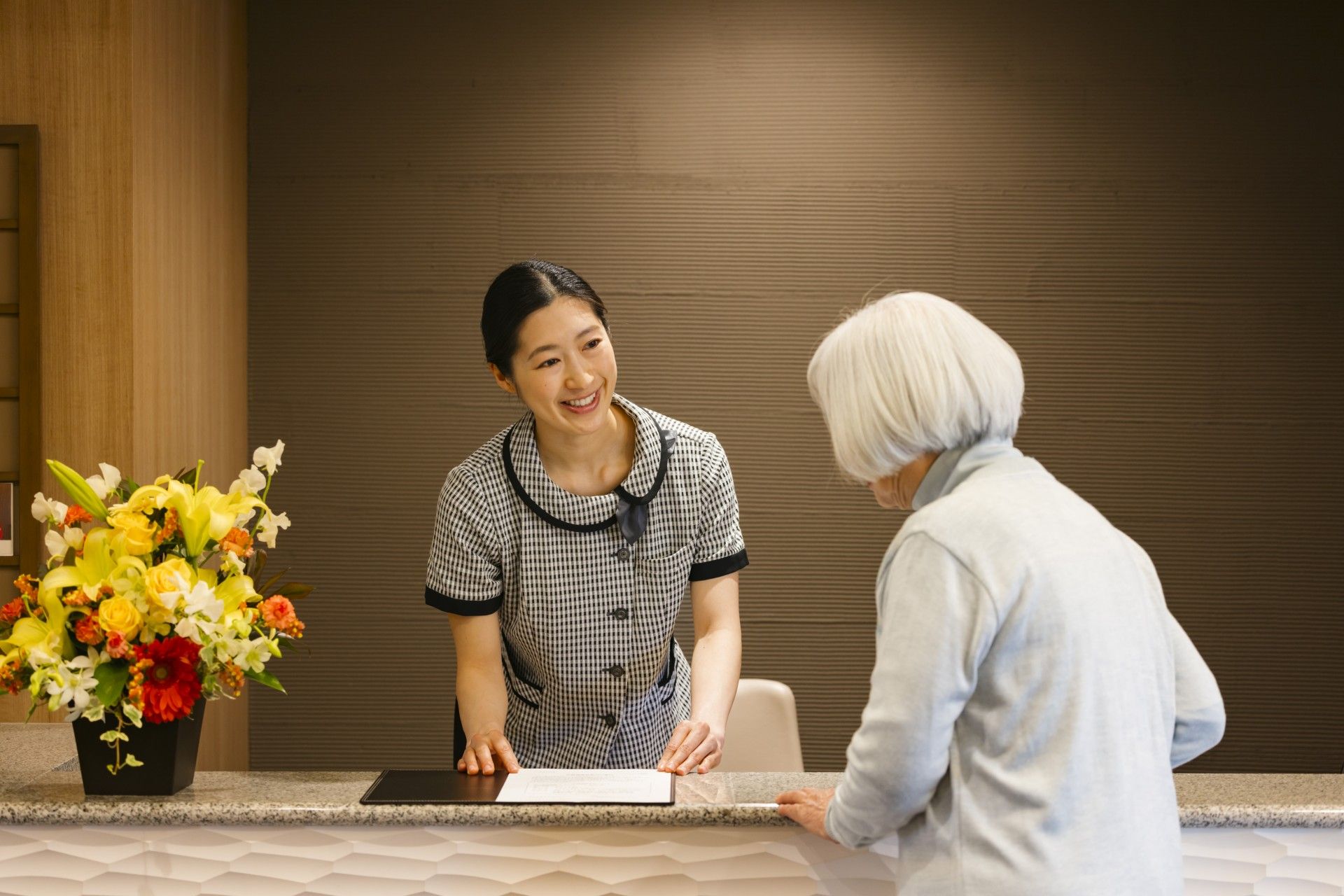 椅子とテーブルが数多く設置されている共有スペース