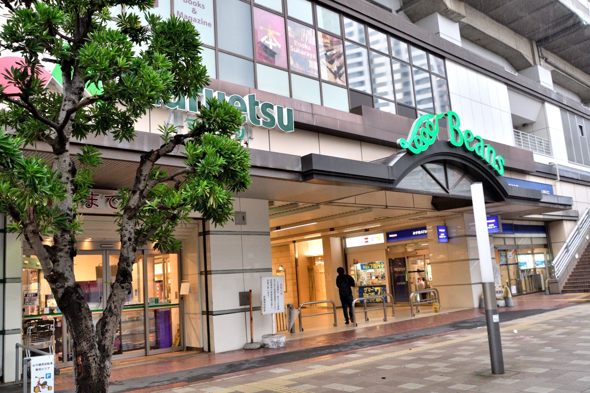 家具、日用品を扱う大型店舗と、食料品を販売する店舗が一つのビルに入っている。どちらも夜遅くまで営業している。