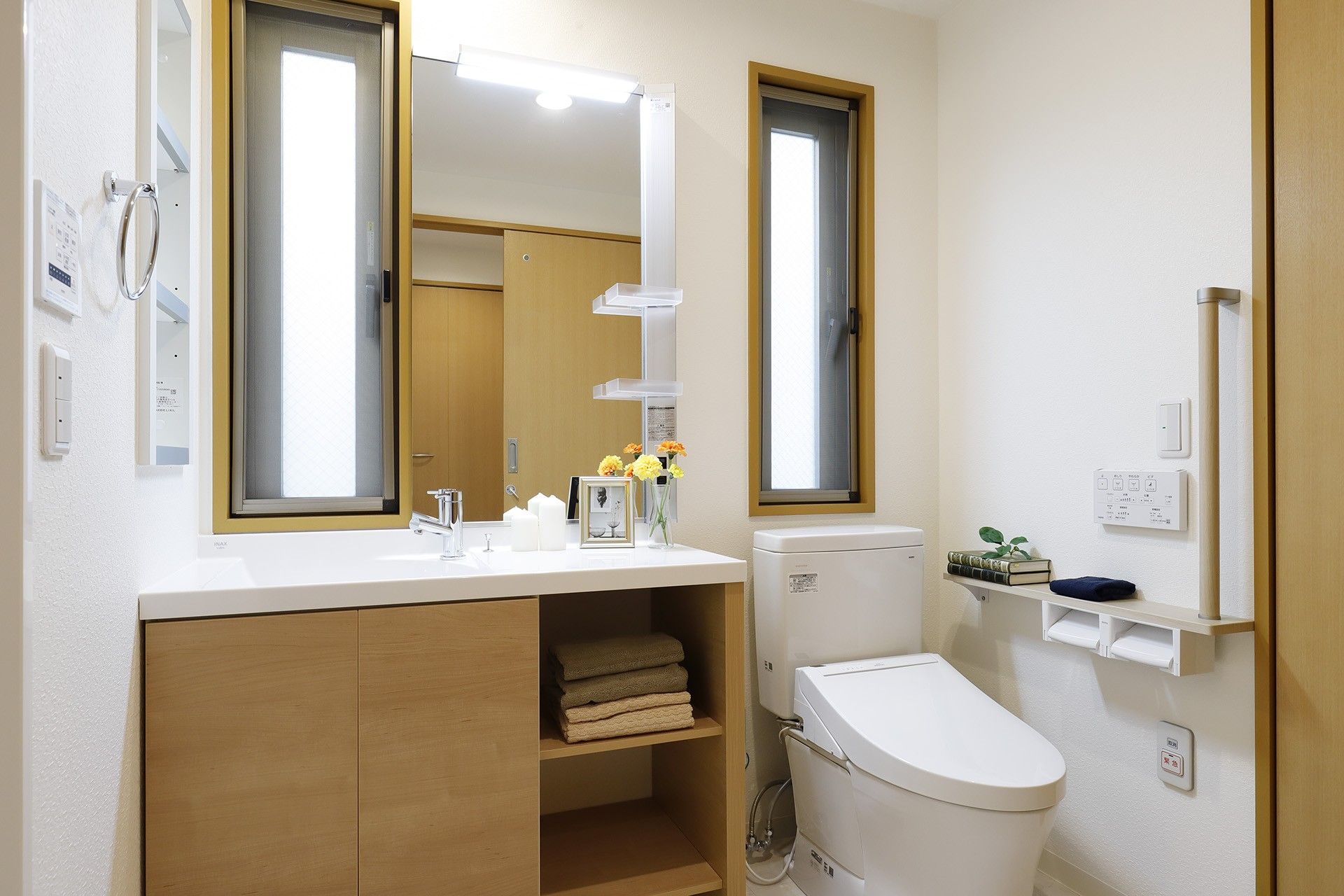 クリーム色の壁と、薄い色のフローリング、更に掃き出し窓から自然光が入って部屋全体が明るい。作り付けのクローゼットがある。