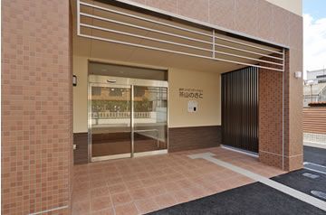 入り口の明るい施設