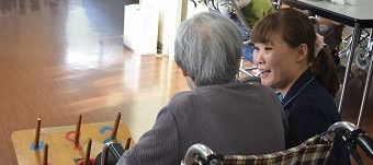 笑顔で会話する人々