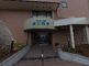 広い駐車場と建物の正面玄関