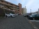 広々とした駐車場の外観