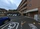 駐車場のある建物の外観