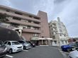 駐車場のある建物外観