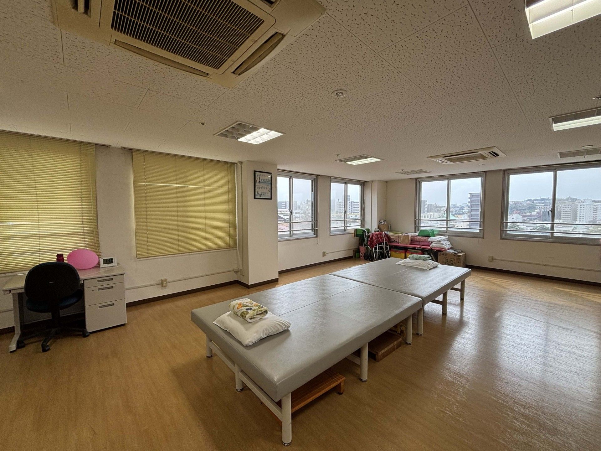 窓の多い広い部屋