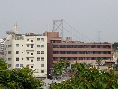 緑に囲まれた建物