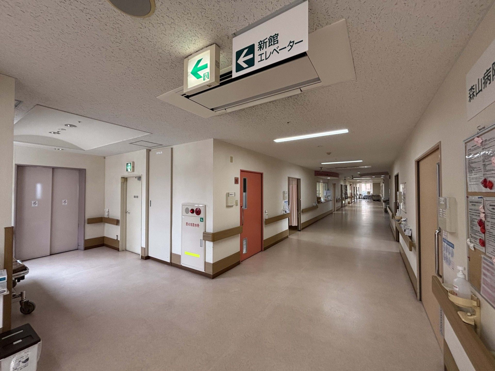 広い廊下とエレベーター