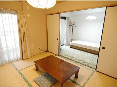 和室と寝室の２部屋あるタイプの居室で、ゆったりと生活することができる。部屋の仕切りには襖があり、使い勝手が良い。