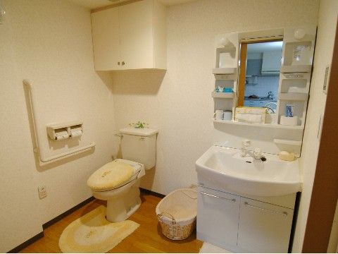 居室にトイレと洗面台が備わっているので、周りを気にすることなく、自分のペースで生活することができる。