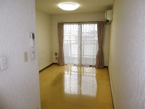 各居室はエアコンが設置されている。大きな掃き出し窓から明るい光が入る居室で、ベランダに出ることもできる。