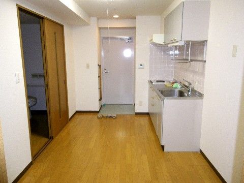 安全性の高いIHヒーターを採用したキッチンで、作業スペースや収納も備わっている。冷蔵庫設置用のコンセントの差し込み口も用意されている。