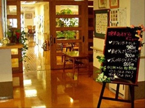 施設近隣にある喫茶店。壁には手すりが付いている。メニューは利用しやすい料金になっており、気軽に訪れることができる。