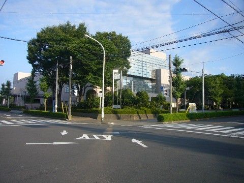 周辺に緑が多く、自然豊かな環境にある施設である。さまざまなイベントが行われている。施設から近く、散歩がてら行くこともできる。
