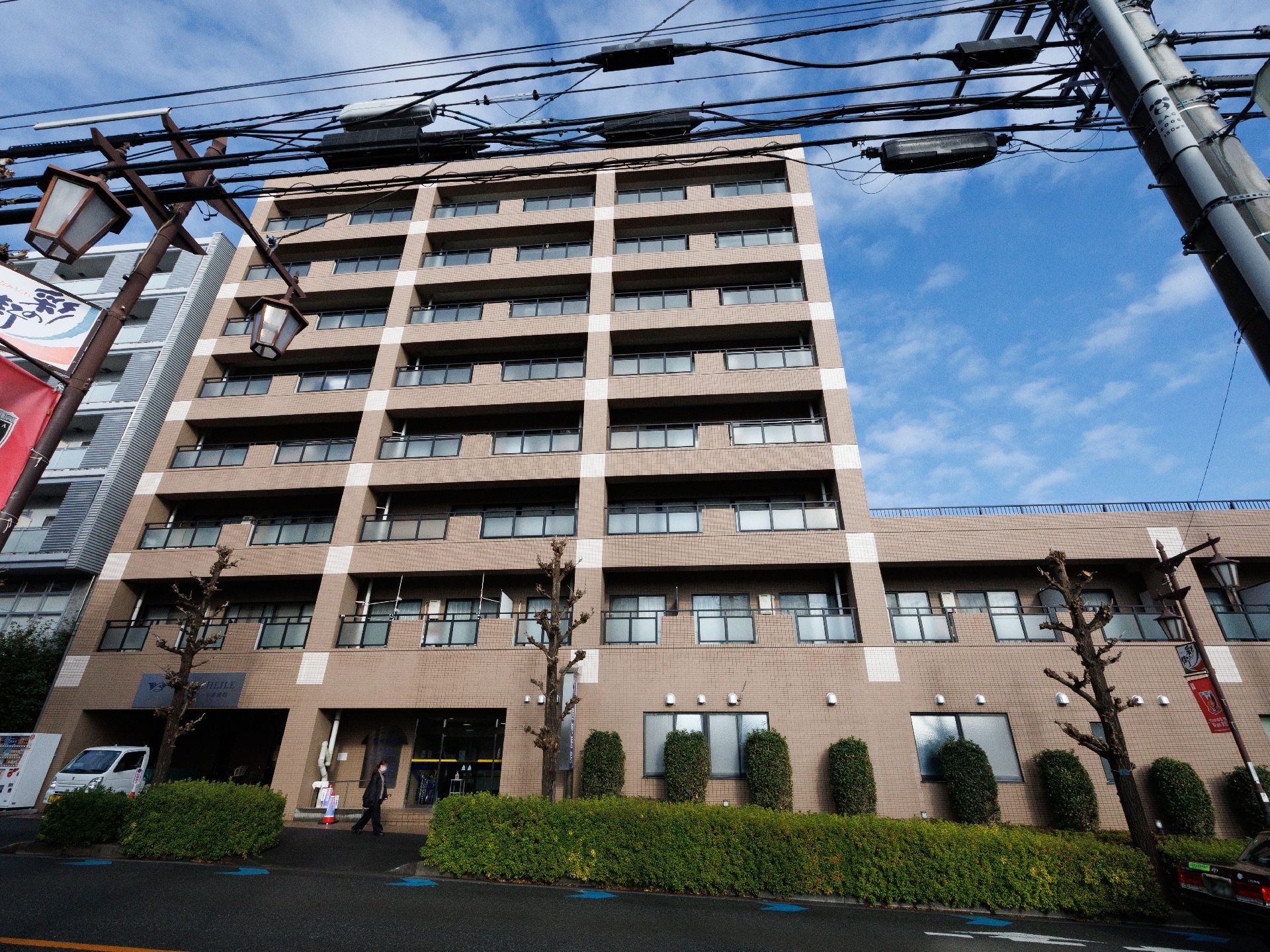 近隣に駐車場が設置されている介護施設の外観