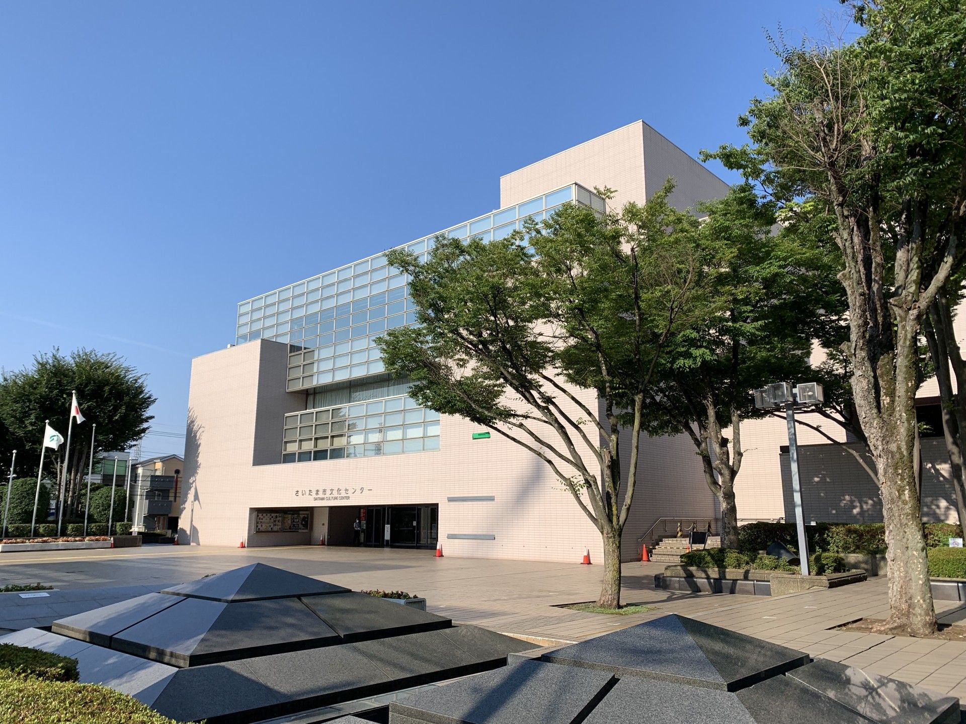 施設の近くには総合スーパーがあるので、食料品だけでなく、日用品などの買い物や、ちょっとしたおやつの買い出しなどにも便利である。