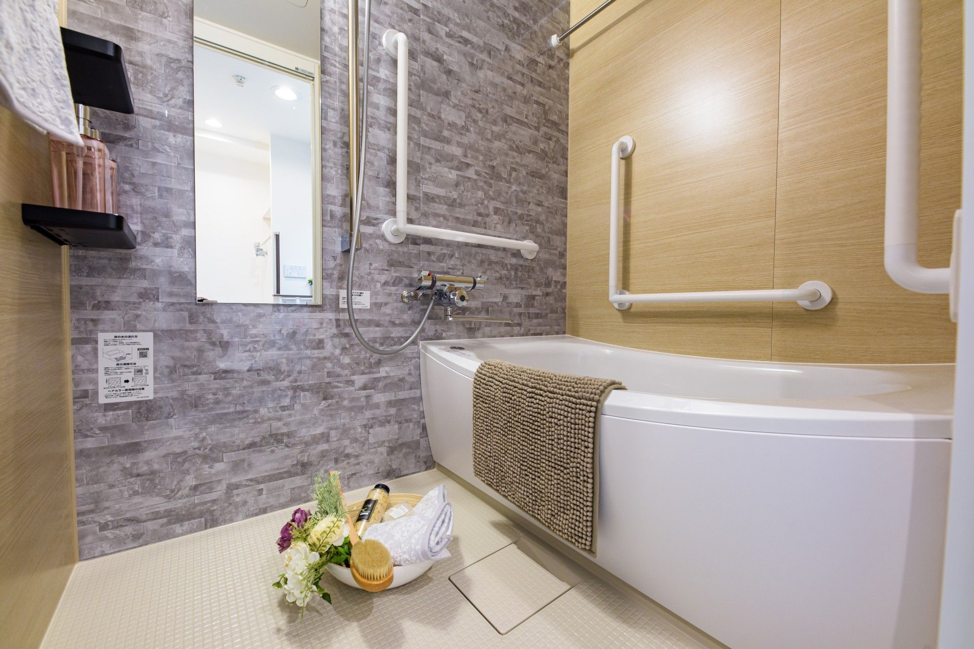 居室にトイレと洗面台が備わっているので、周りを気にすることなく、自分のペースで生活することができる。