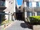 緑に囲まれた建物の外観
