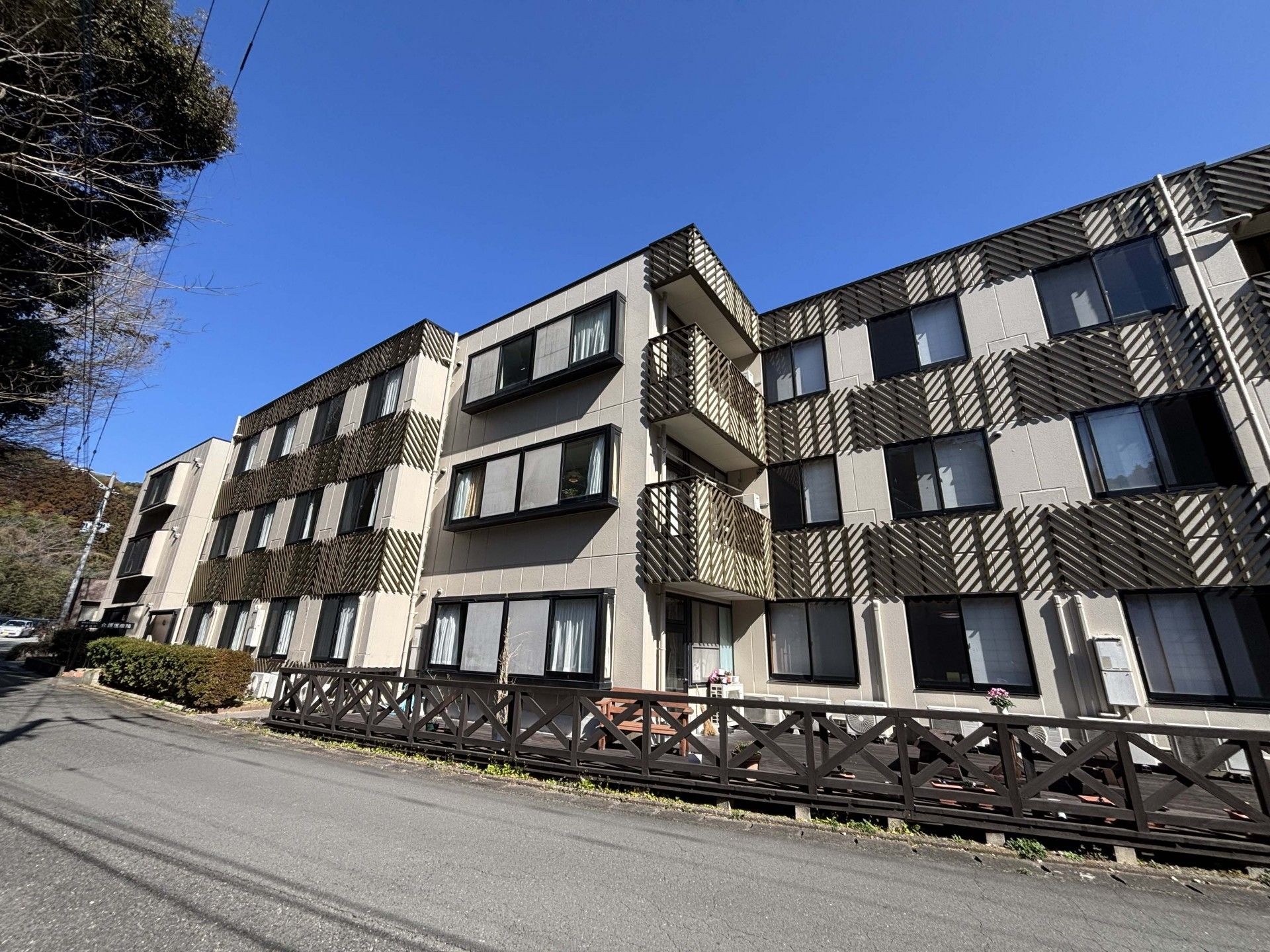 日差しが差し込む建物外観