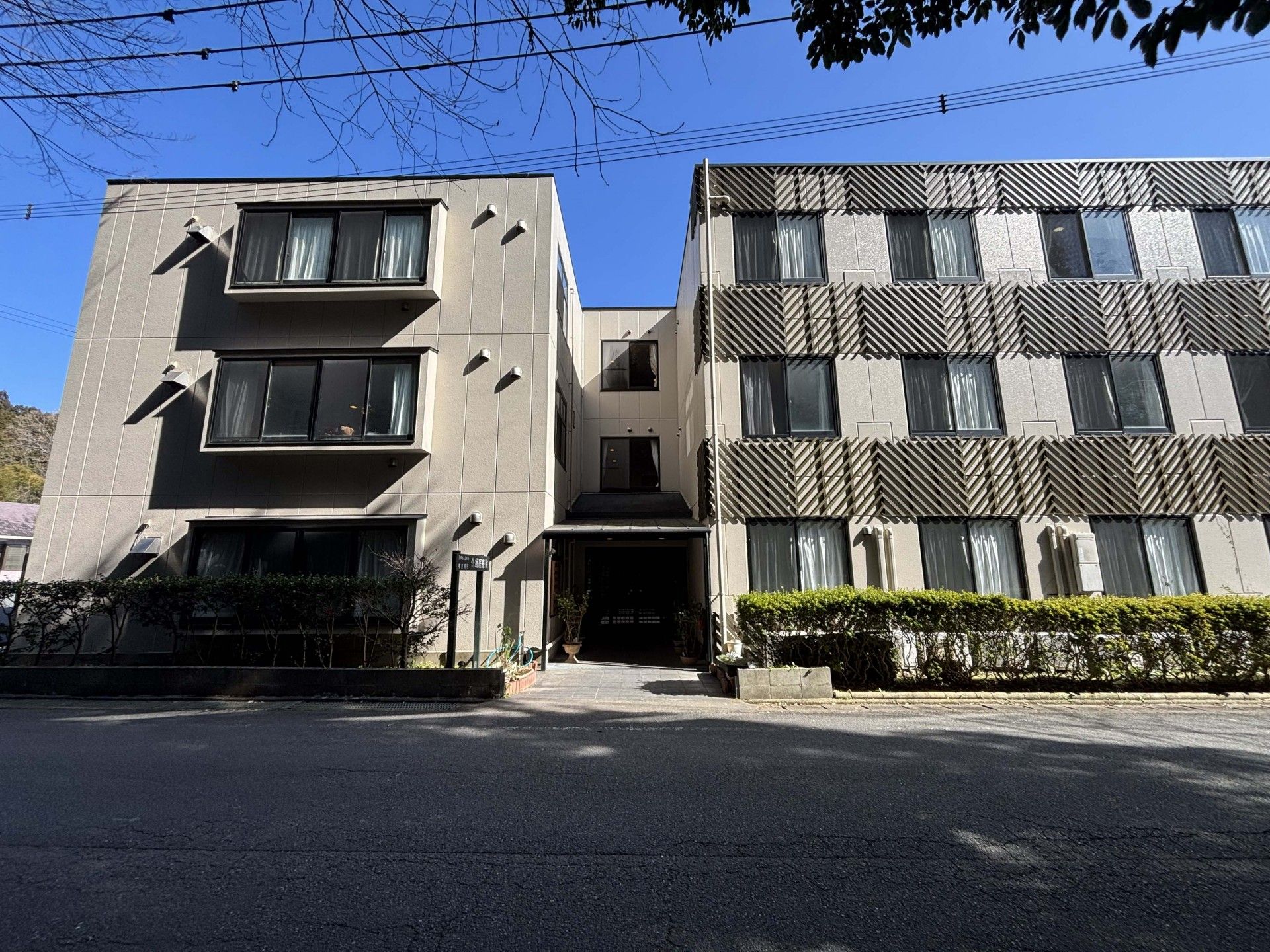 青空の下の建物外観