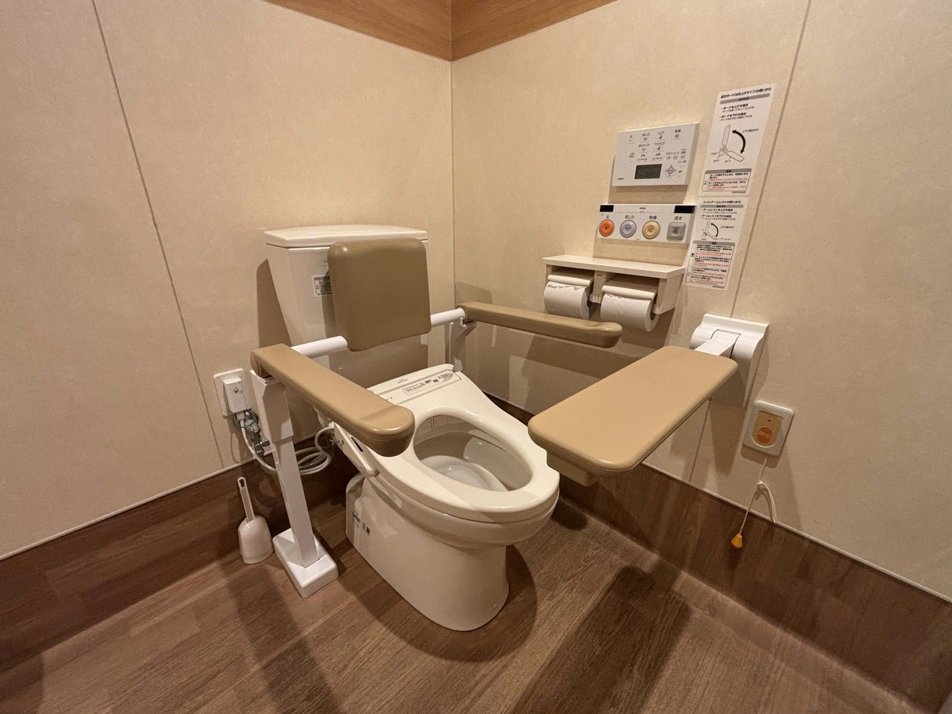 手すり付きのトイレ