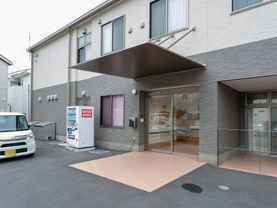 明るい入口の施設外観