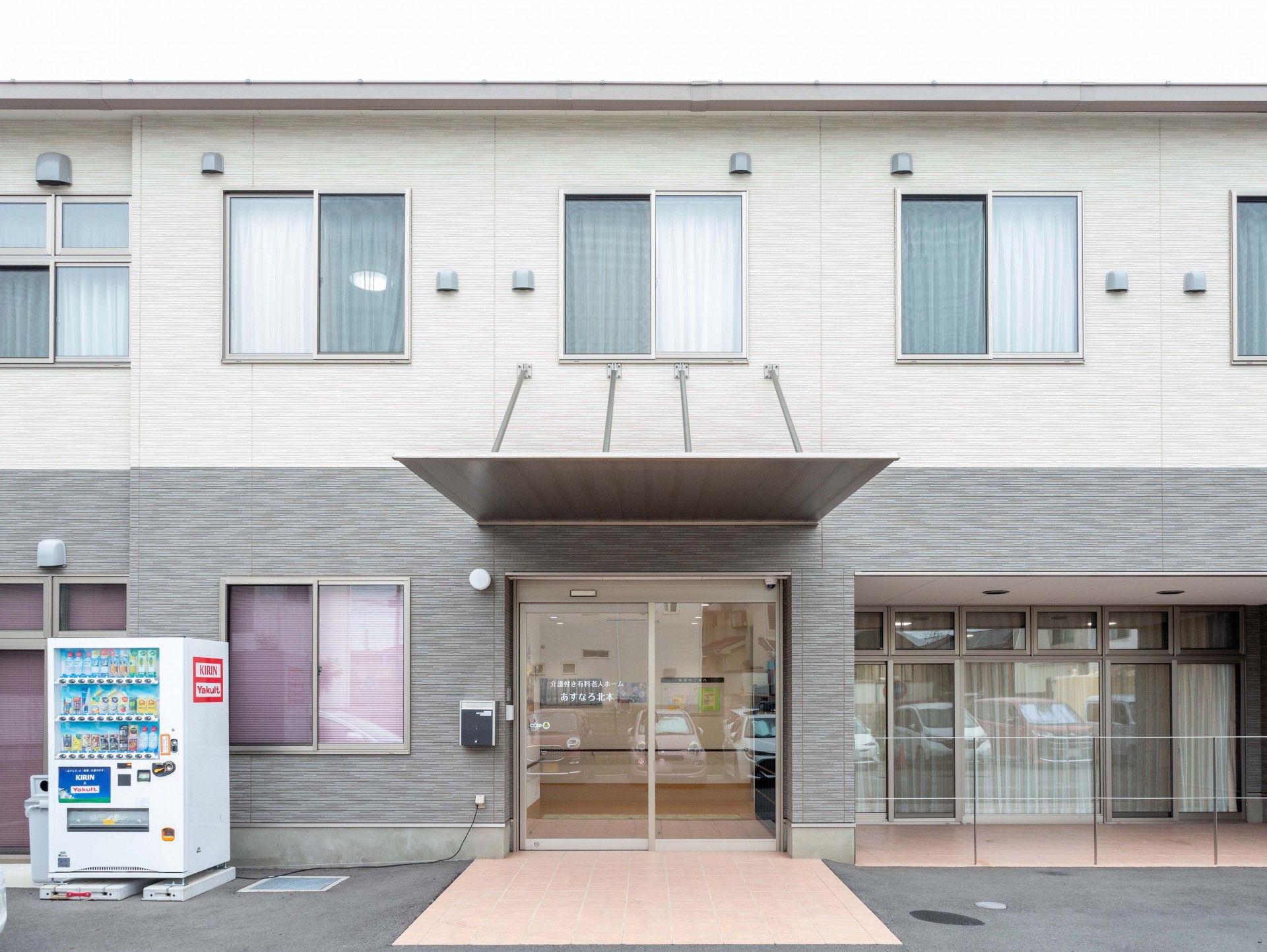 明るいエントランスの建物