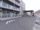 円形の建物と周辺の街並み
