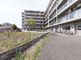 円形の建物の外観