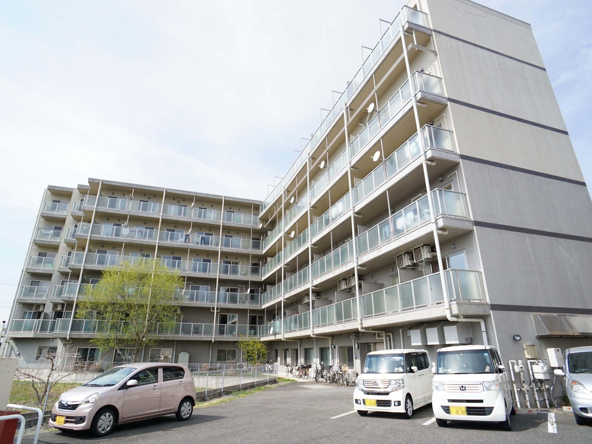 多階層の建物外観