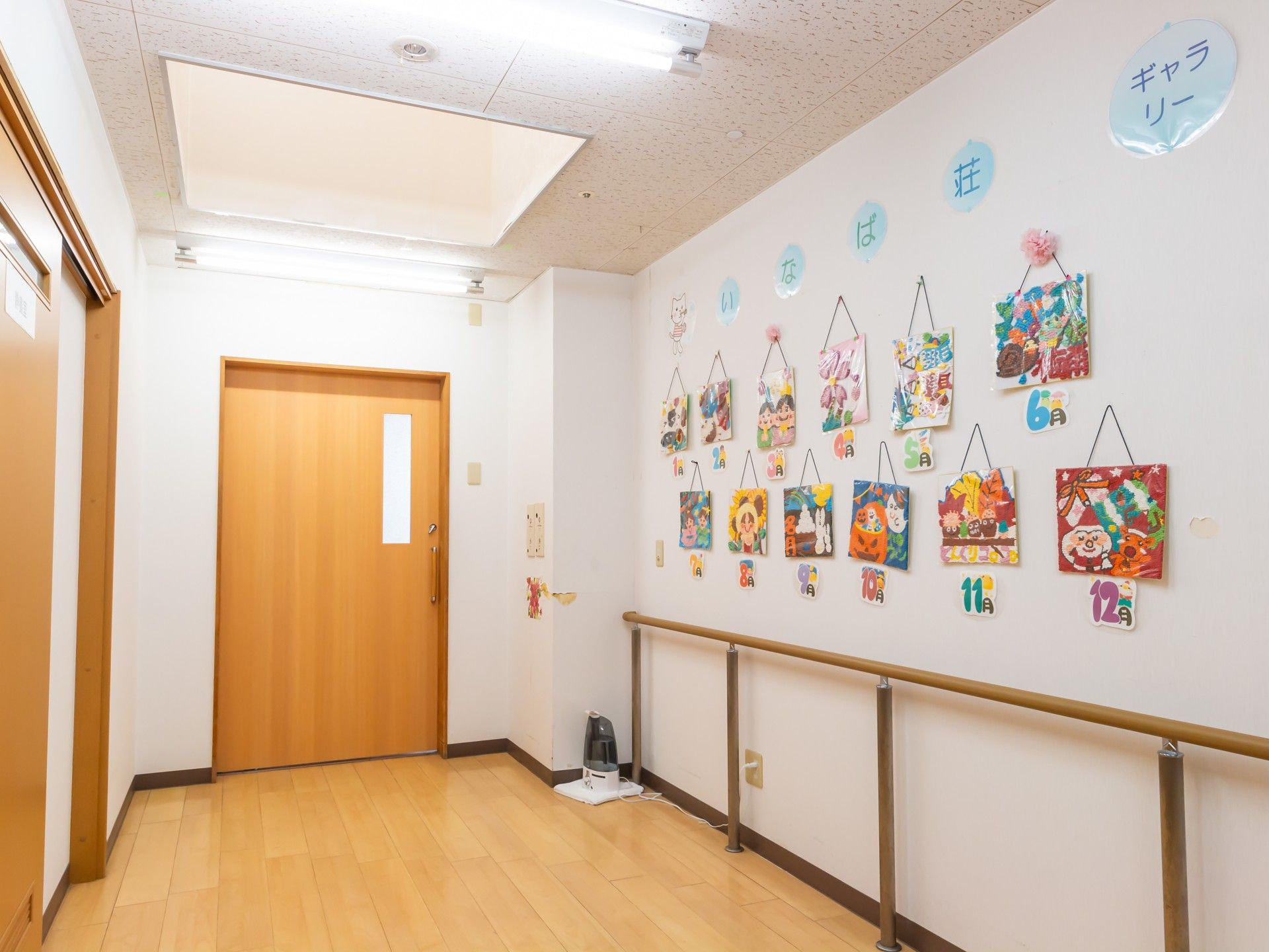 温かみのある廊下の風景
